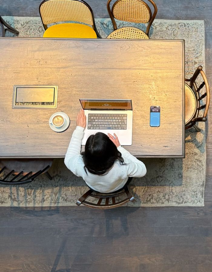 Webdesignerin arbeitet am Laptop